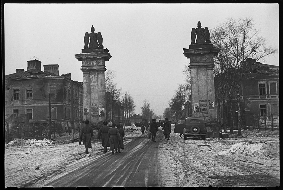 Освобожденная от немцев Гатчина. Гатчинские ворота и проспект 25 октября. Ленинградский фронт, 1943 год.