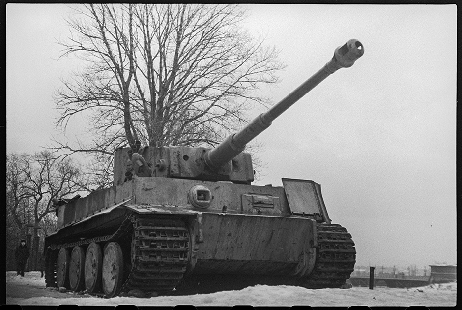 Тяжелый немецкий танк «Тигр», захваченный советскими войсками. Ленинградский фронт, 1943 год.