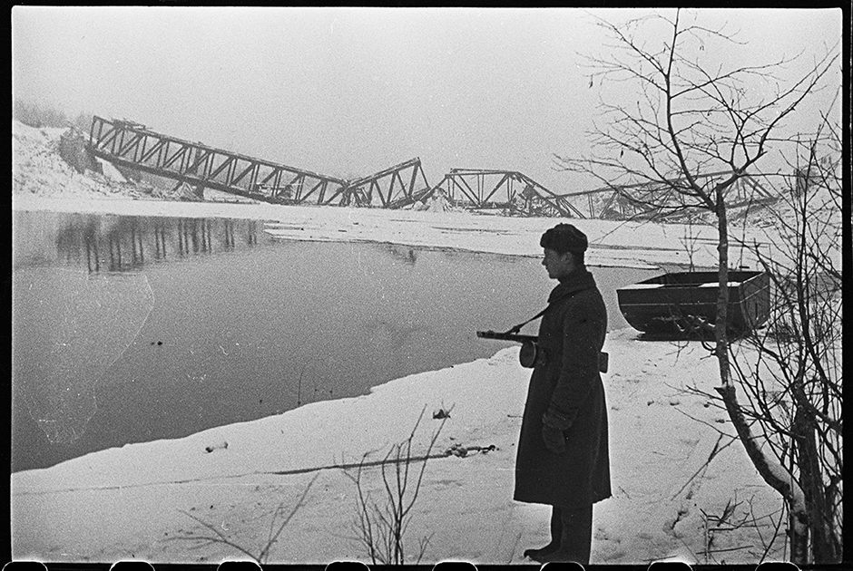Железнодорожный мост через реку Лугу, взорванный немцами при отступлении. Ленинградский фронт, 1943 год.