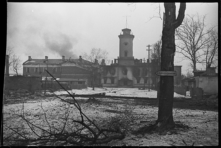 В освобожденной от немцев Гатчине горят подожженные гитлеровцами дома. Ленинградский фронт, 1943 год.
