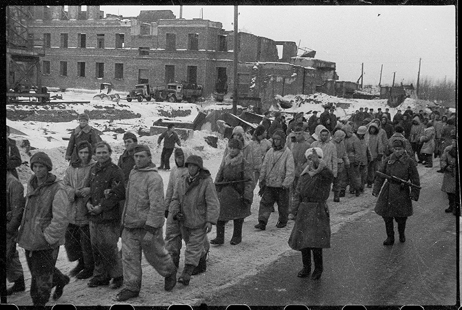Немецкие солдаты и офицеры, взятые в плен в боях за Ленинград. Ленинградский фронт, 17 января 1944 года.