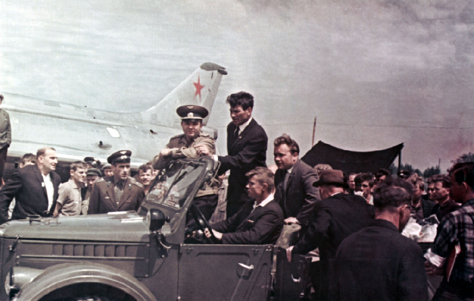 yu.a. gagarin na voennom aerodrome g. komsomolska na amure.1967g. iz gosarkhiva khabarovskogo kraya