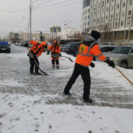 v yakutske s ulits i trotuarov vyvezeno bolee 24 tysyach kubometrov snega
