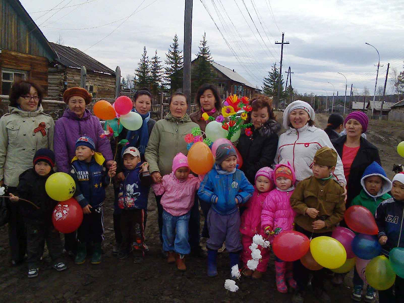 Жители села Сюльдюкар на центральной улице