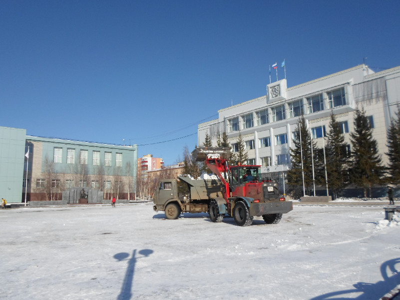 Уборка и скол льда на площади Ленина